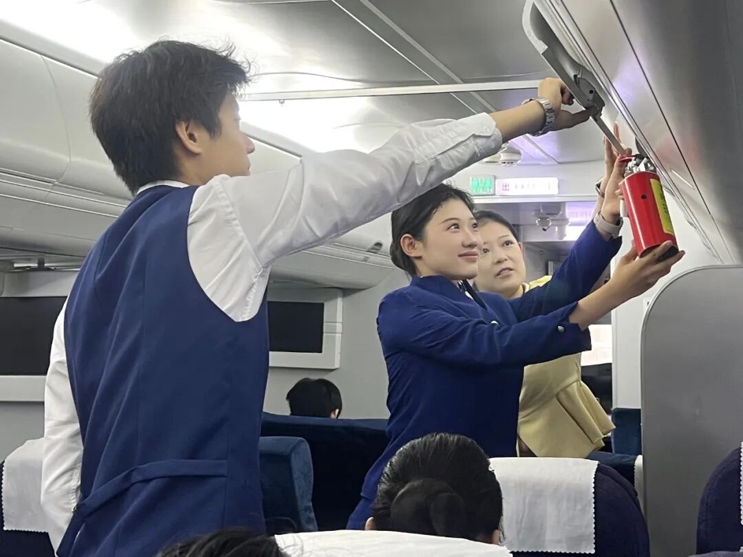 与同学老师拍摄机舱上课照