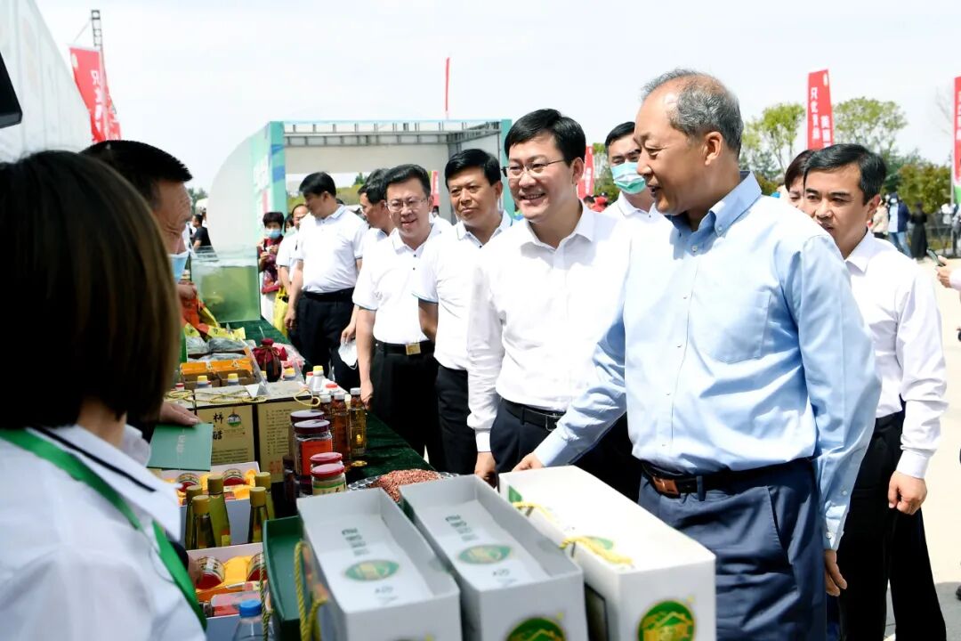 我县举办特优产品推介会暨夏乐西瓜开园仪式市委常委副市长董旭光县委