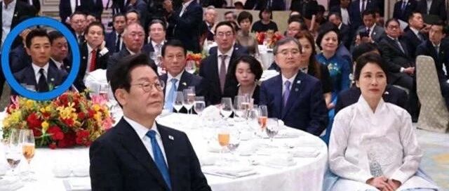 安在旭在青瓦台出席国宴,他坐李在明身边,小民哥老了也是法拉利