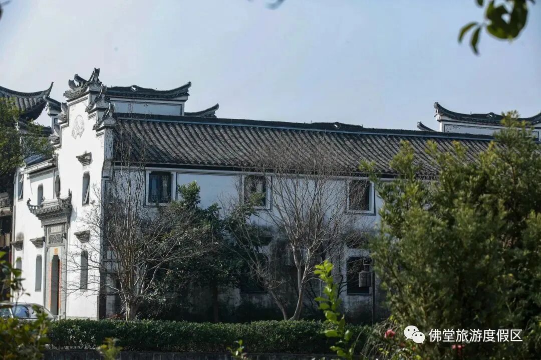 有时间可以去一趟古民居苑，仿徽派建筑，黑瓦白墙，砖雕门楼，人少景美，穿梭于碧波荡漾间的各式古宅，拍拍逛逛，惬意非常~