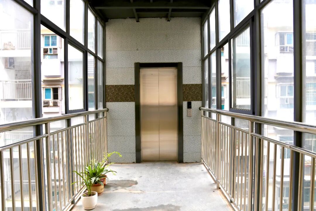 信州区东市街道:老旧小区加装电梯,居民幸福生活"一键直达"