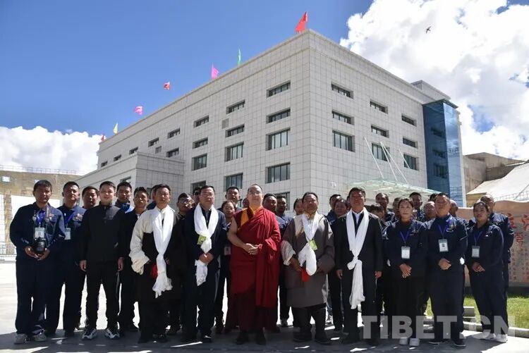 班禅在日喀则勉励搬迁群众建设美好家园