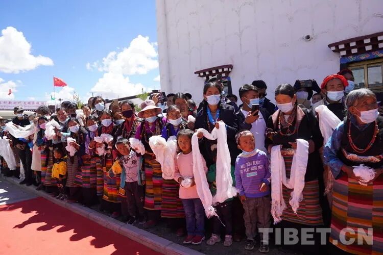 班禅在日喀则勉励搬迁群众建设美好家园