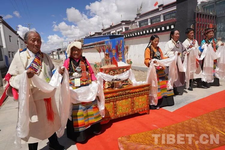 班禅在日喀则勉励搬迁群众建设美好家园