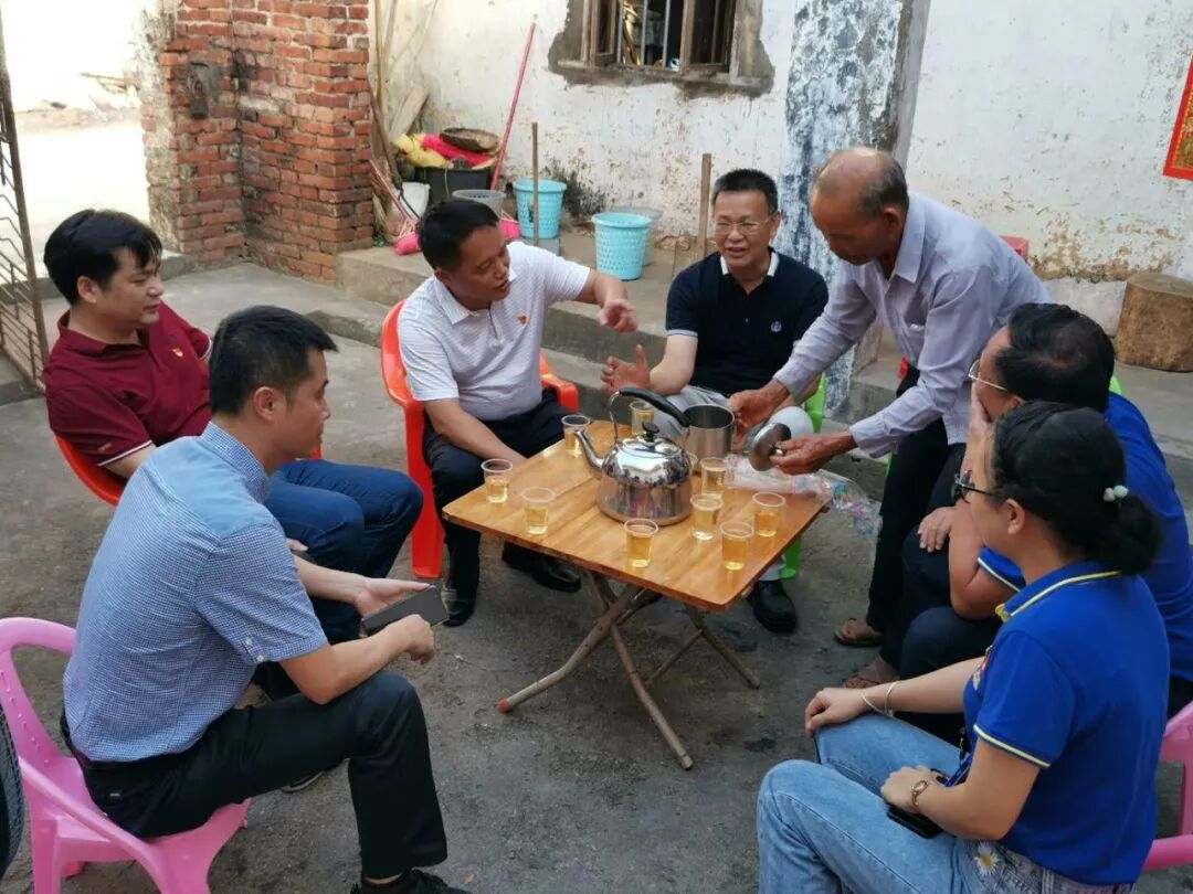 区委常委陈一标七一慰问马踏镇老党员和困难党员