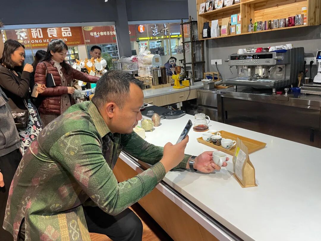 印度尼西亚驻广州总领事馆一行访问金达咖啡饮品城