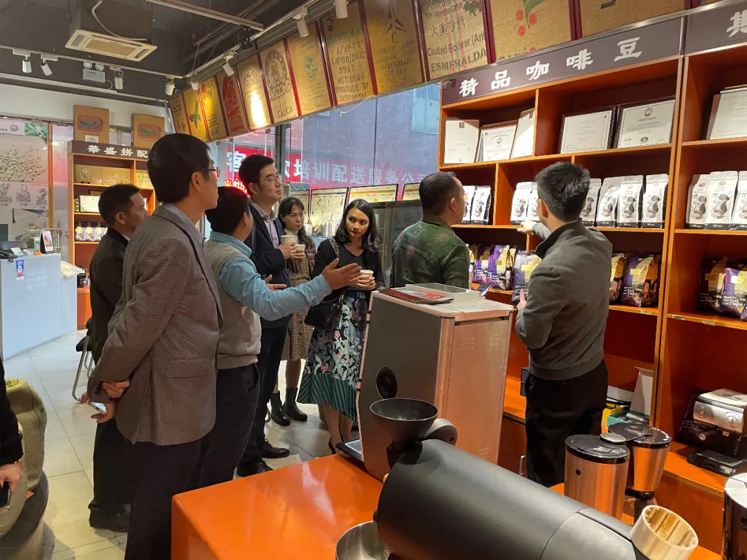 印度尼西亚驻广州总领事馆一行访问金达咖啡饮品城 印度尼西亚驻广州总领事馆一行访问金达咖啡饮品城