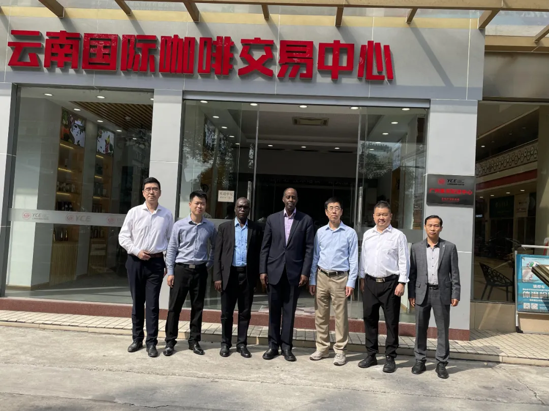 乌干达驻广州总领事馆一行访问金达咖啡饮品城 乌干达驻广州总领事馆一行访问金达咖啡饮品城