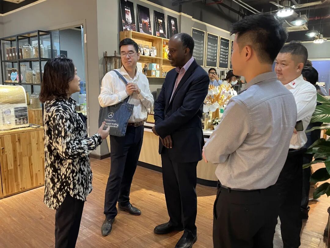乌干达驻广州总领事馆一行访问金达咖啡饮品城