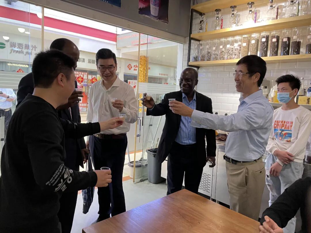 乌干达驻广州总领事馆一行访问金达咖啡饮品城