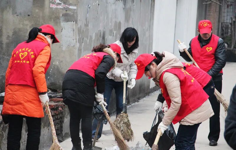 市直单位志愿者奔赴“联点共建”社区开展义务清扫.jpg