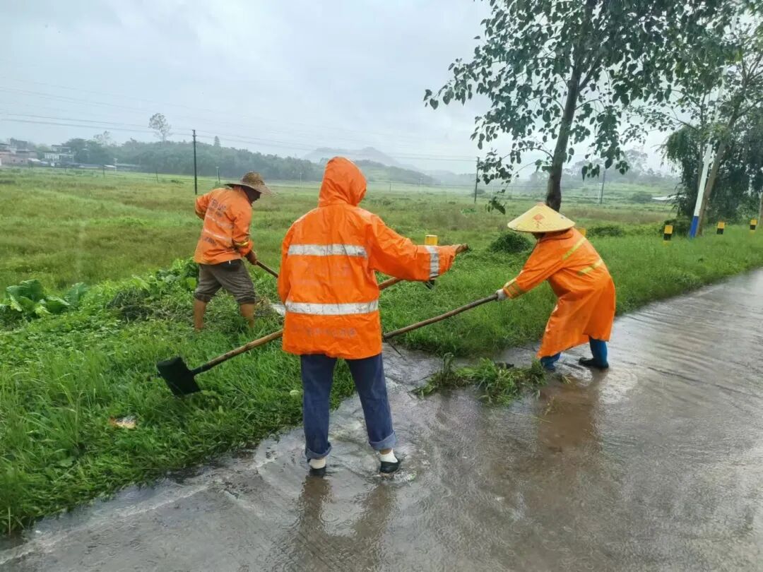 △江门市交通运输部门疏通排水。
