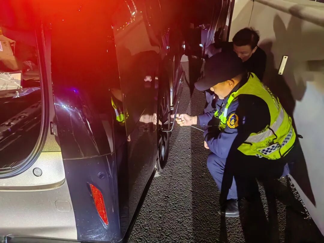 △路政人员帮助司机更换轮胎