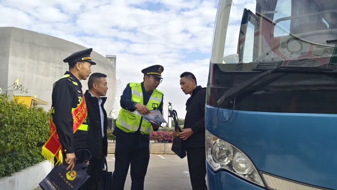 △路政人员联合属地交警开展文明交通宣传活动