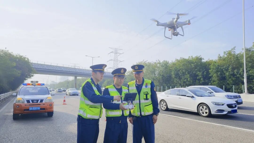△路政人员启用无人机巡航
