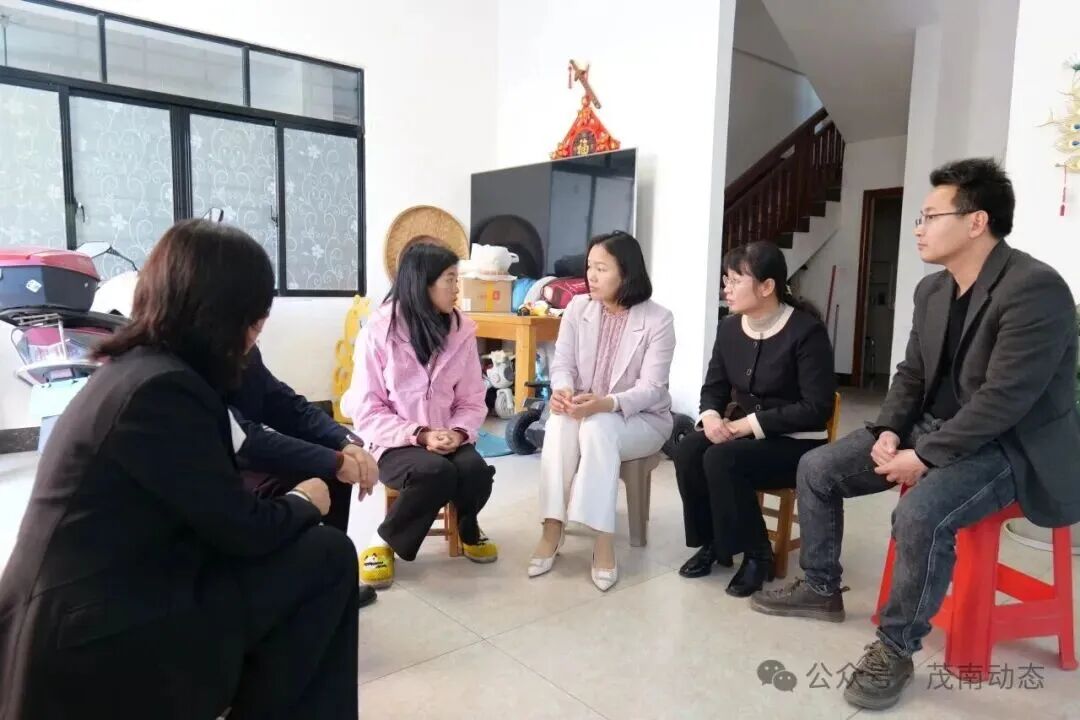 茂南区副区长、红十字会会长梁梨宁在走访慰问