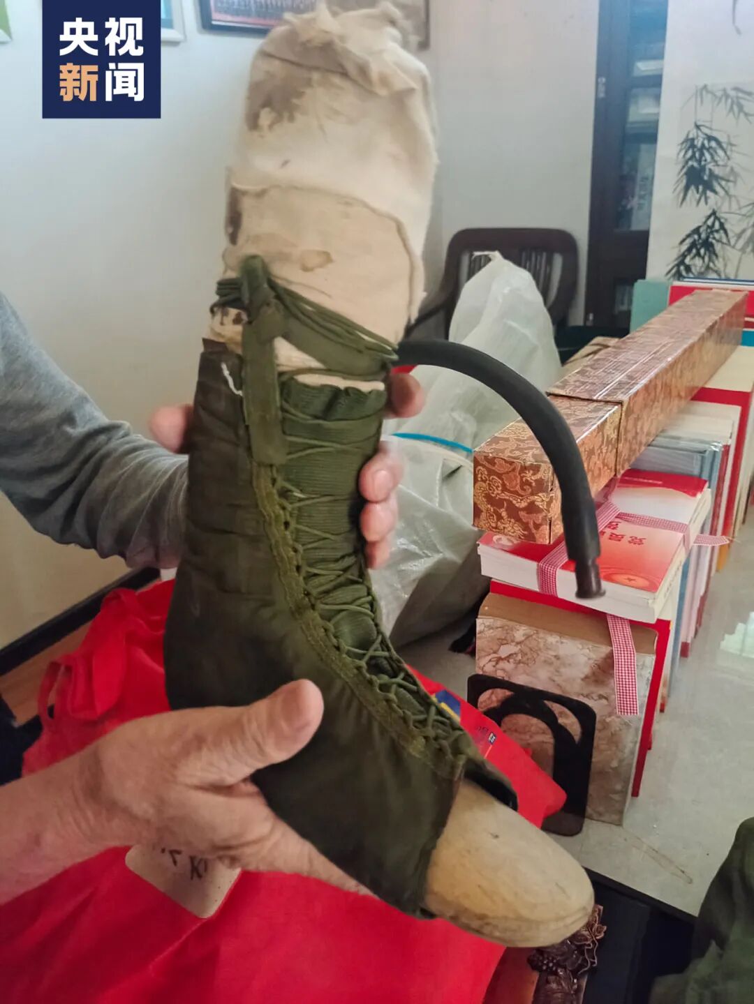 老人穿15元的鞋却给家乡捐1000万真实身份不一般网友致敬