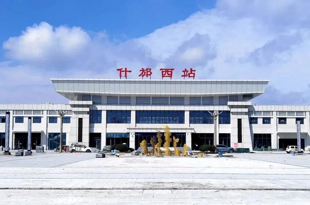 绵竹南站以年画的立面装饰表达绵竹的文化底蕴,站房两侧檐口采用酒杯