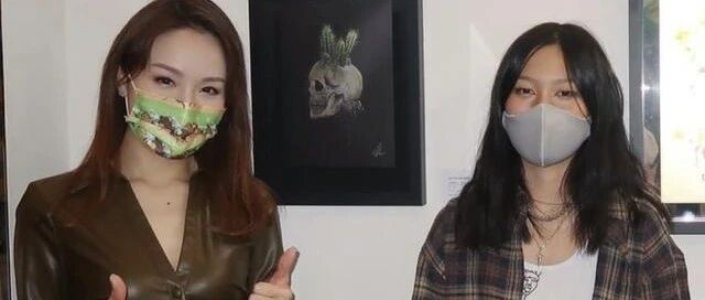 张学友的两个女儿也已长大,大女儿张瑶华已经25岁,感觉像妈妈罗美薇多一些