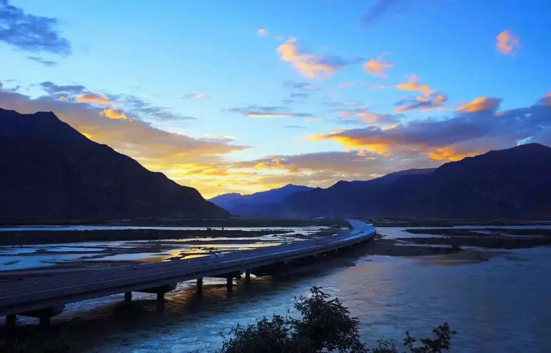 岗云杉林)—巴宜区(鲁朗风景区)—巴宜区(尼洋河风光带)—巴宜区(住宿