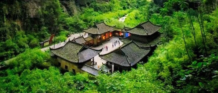 中国第一辆环形旅游高铁火了!8小时走遍川渝贵，霸占了中国90%的美景美食