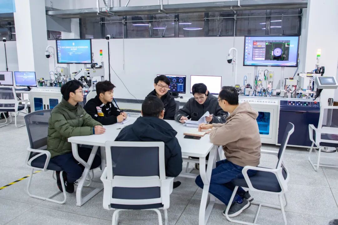 学校领导慰问备战全国大赛师生团队并作赛前动员
