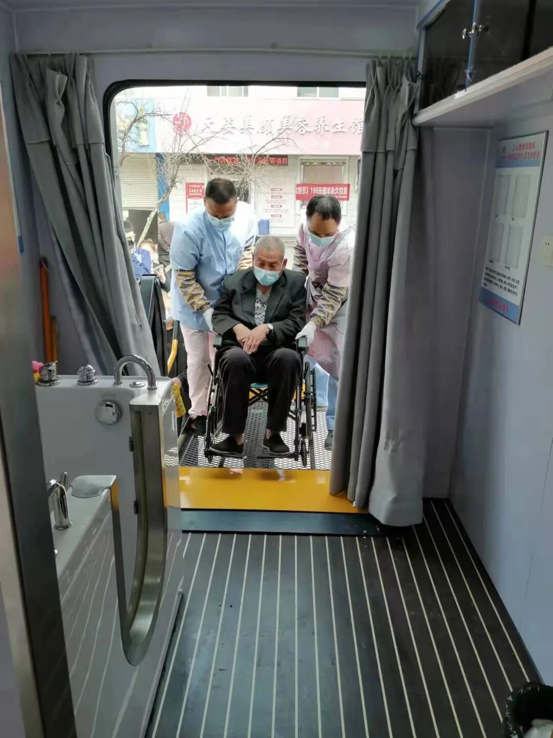 当"助浴车"开进乡村,很多人一边洗澡一边哭