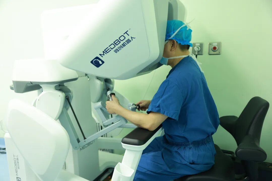 2024年8月，南疆首台落户医疗机构并进入临床应用的国产腹腔内窥镜手术机器人.jpg