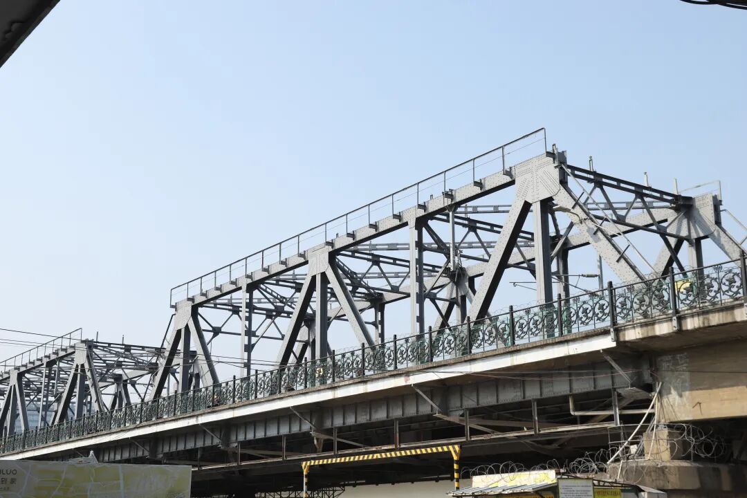 一边感受着大批电动车过往时,桥身轻微的震感,一边想象以往火车通过时