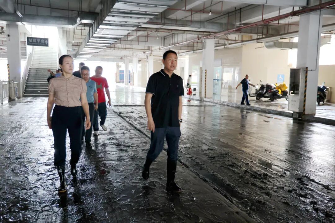 谢元喜深入一线检查防汛救灾工作区委书记谢元喜来到玉林市火车站及