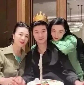 范冰冰为爸爸庆生,74岁爸爸头发茂密皮肤紧致,父女同框如同兄妹