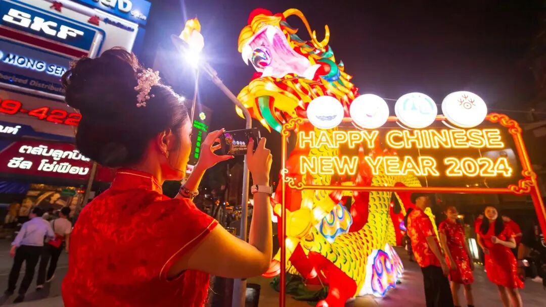 曼谷唐人街点亮金龙隧道 2024春节活动开跑（图片来源：TAT）