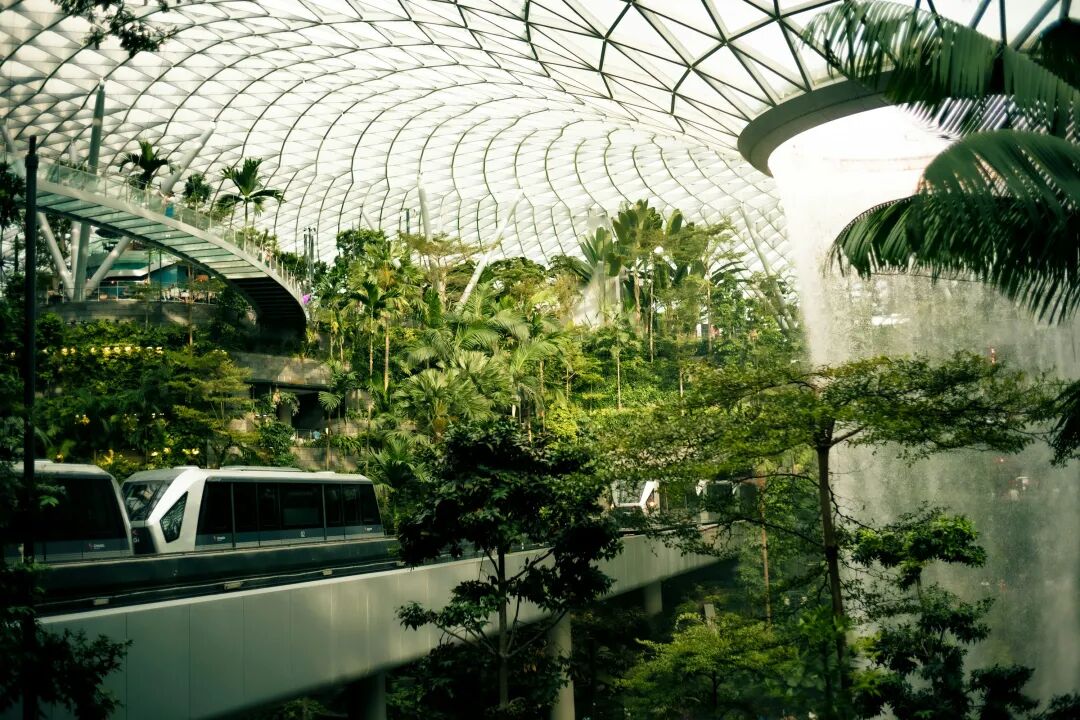 Jewel changi airport features gardens and a train. photo – Free Image on  Unsplash