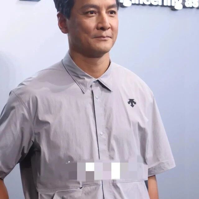 吴彦祖最新上海活动照,穿短袖衬衣51岁依旧魅力四射,皱纹都好帅