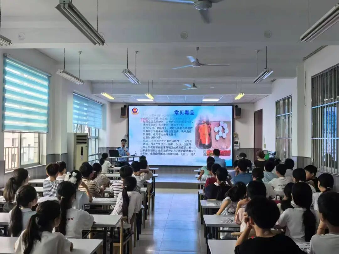 河南洛阳：法治阳光照校园 禁毒知识护成长