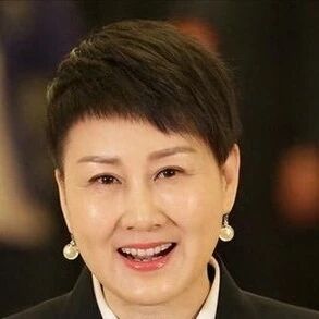 张凯丽跌落神坛?63岁穿黑丝上热搜,母女俩接连翻车背后真相