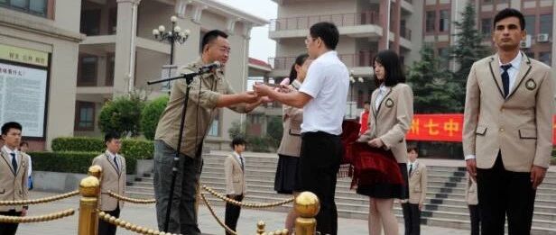 家长在开学典礼上发表震撼演讲后，将手中的戒尺交给了老师