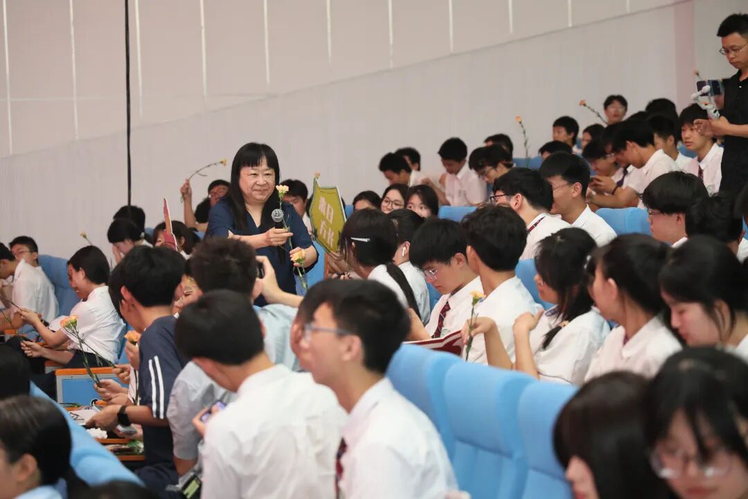 17校党委书记董慧蕴为高三师生送花.JPG
