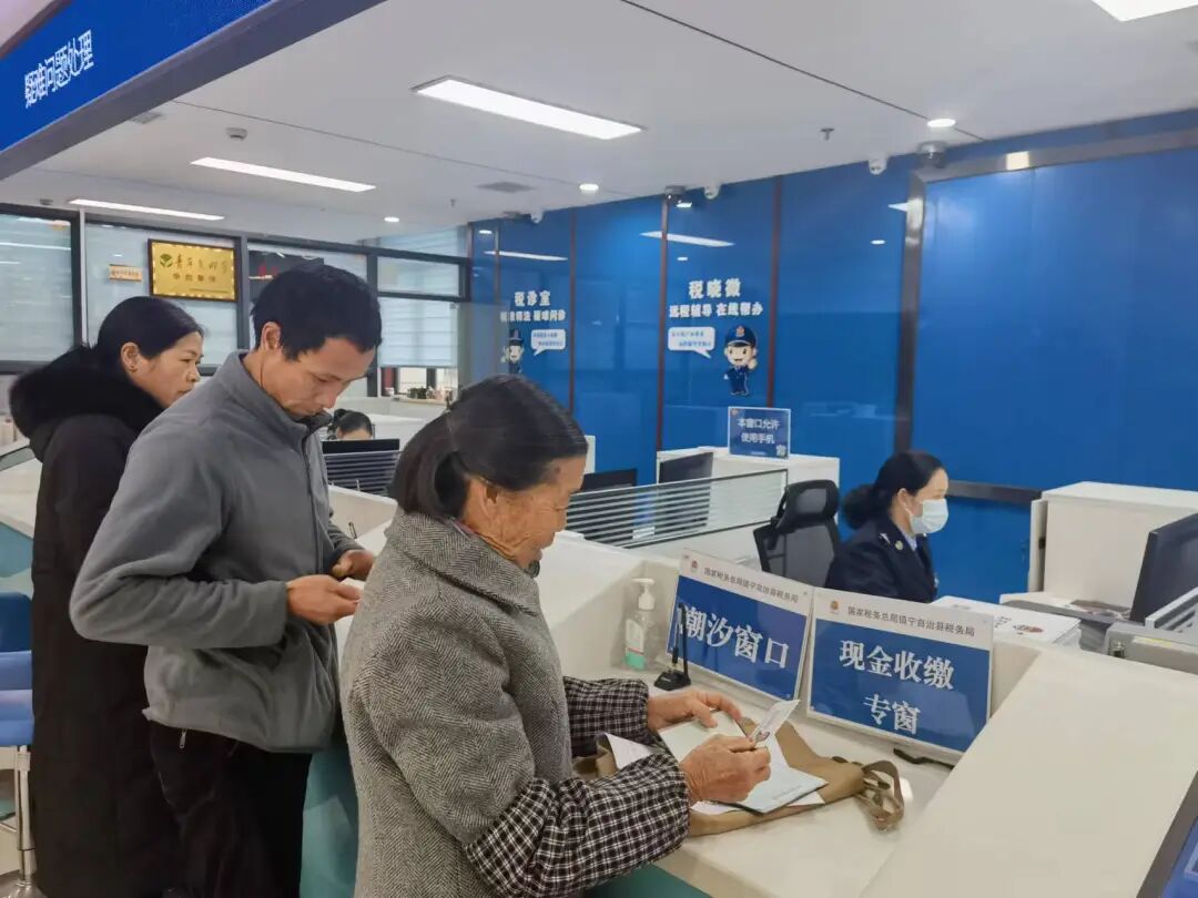 镇宁税务小窗口快服务疏堵解压优体验