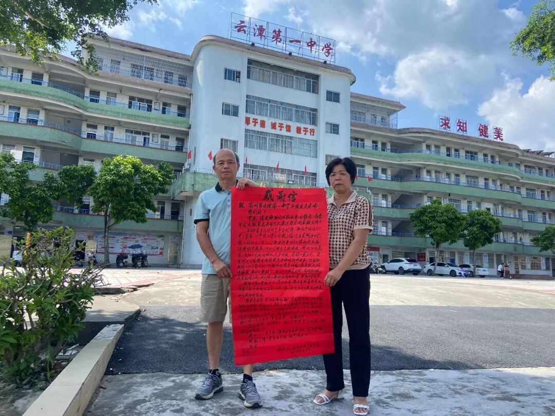 左为云潭一中退休教师张发志