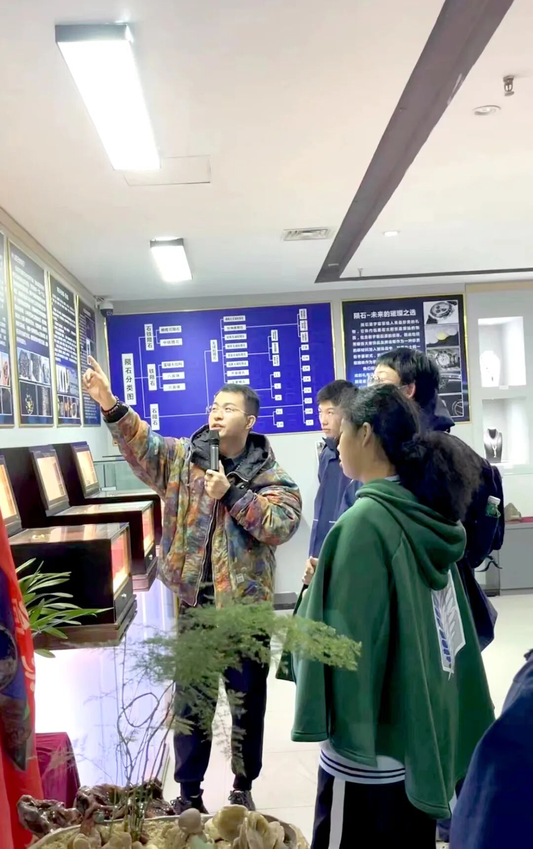 揭秘神秘星体！中原陨石馆举行中小学生陨石研学活动，开启科学探索之旅(图2)