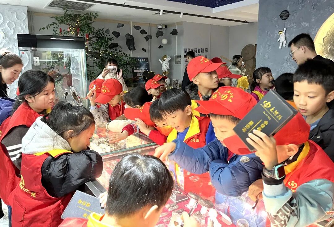 揭秘神秘星体！中原陨石馆举行中小学生陨石研学活动，开启科学探索之旅(图6)