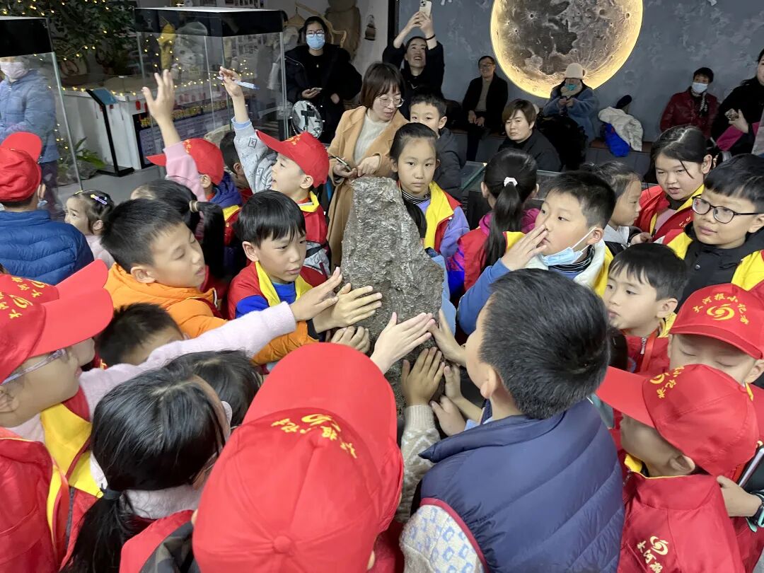 揭秘神秘星体！中原陨石馆举行中小学生陨石研学活动，开启科学探索之旅(图1)