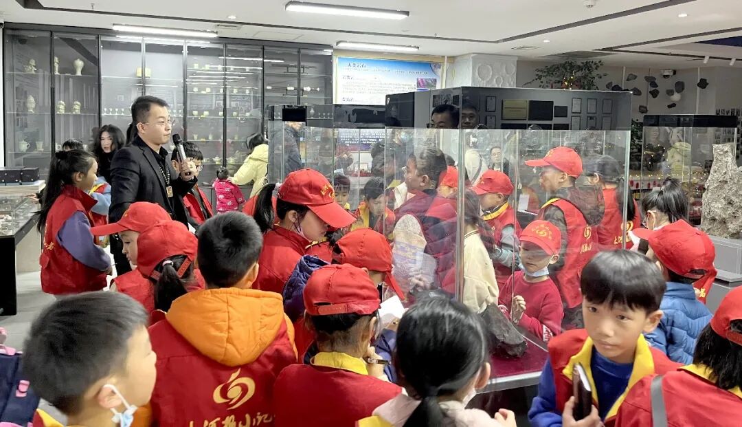 揭秘神秘星体！中原陨石馆举行中小学生陨石研学活动，开启科学探索之旅(图3)