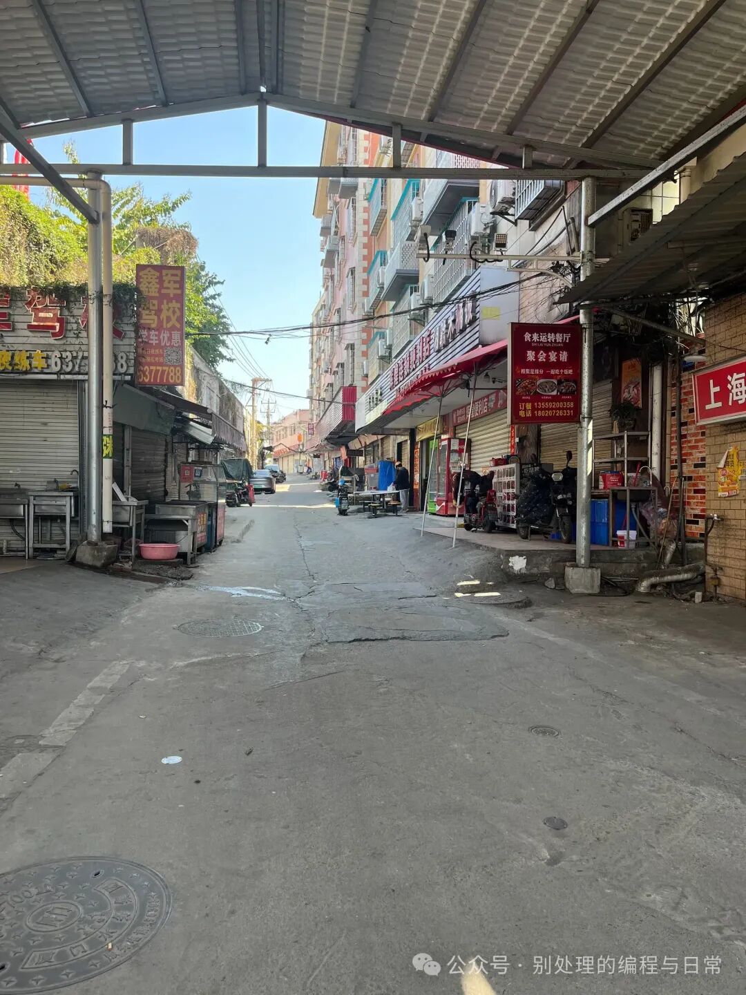 返程船票高峰期（ 17:30-20:00 ）人会非常多非常挤，可以合理安排时间错峰返程。返程码头有内厝澳（ 17:30 左右最后一班，在岛西侧）和三丘田（ 0 点以前一直有船回去，在岛东侧）。