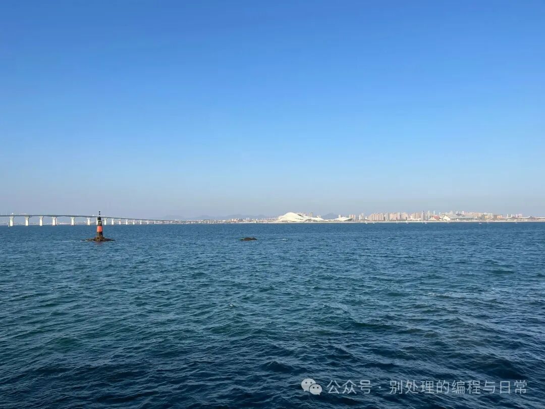 行驶在海上大桥，仿佛人在海上