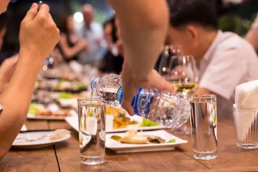 老酒友喝酒，为什么总要配一杯水？
