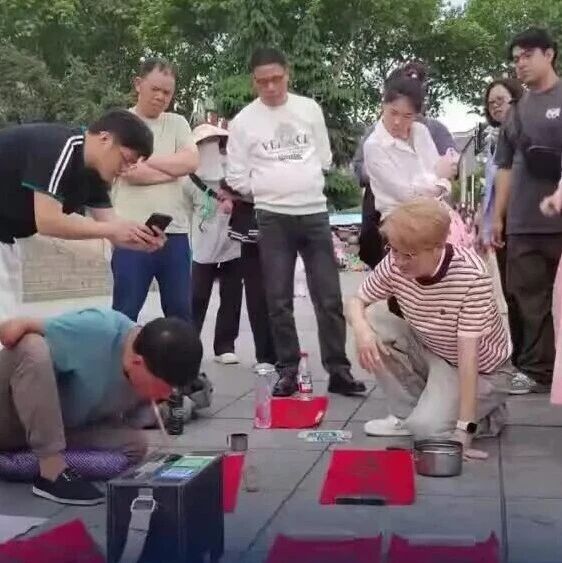 吴克群现身岳阳楼帮残疾大叔卖字,单膝跪地静静等待,自掏腰包送出好几副,路人:&ldquo;他很接地气,有备婚小夫妻买了副百年好合&rdquo;