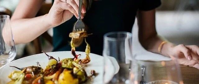 饱餐后应该坐着还是站着？最佳答案是……