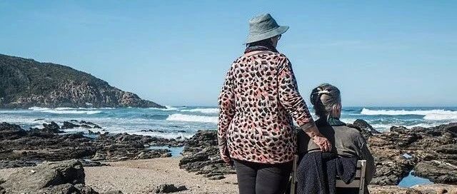 它是老年人最怕的疾病！这10个征象牢牢记住！每天晚上做好这事，是最好的预防~